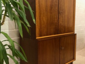 Vintage Highboard, Nussbaum 1960's, Sideboard, Oberschrank, Kommode, braun, hell, Loft, Industrial, Danish Design, trapezförmige Füße, verschließbar, 1960's, 1970's