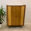 Mid Century Highboard, 1950's, Nussbaum, Rüster, Ulme, Anrichte, Schlafzimmer Kommode, Sideboard, 1960's, 1970's, konische Füße, Nadelstreifen, verschließbar, Einlegeböden