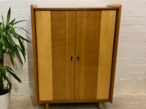 Mid Century Highboard, 1950's, Nussbaum, Rüster, Ulme, Anrichte, Schlafzimmer Kommode, Sideboard, 1960's, 1970's, konische Füße, Nadelstreifen, verschließbar, Einlegeböden