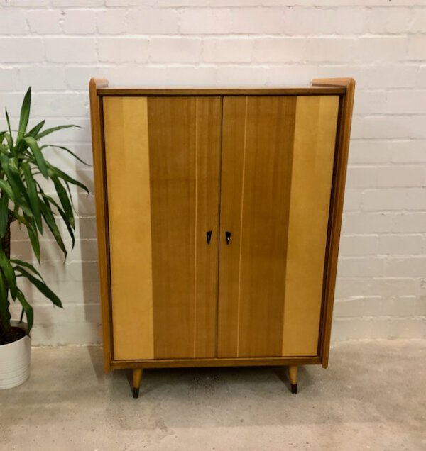 Mid Century Highboard, 1950's, Nussbaum, Rüster, Ulme, Anrichte, Schlafzimmer Kommode, Sideboard, 1960's, 1970's, konische Füße, Nadelstreifen, verschließbar, Einlegeböden