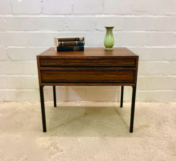 Palisander Kommode, kleine Anrichte, Vintage, Mid Century, 2 Schubladen, schwarze Metallbeine, Danish Design, Rosewood, 1960's, 1970's, Maserung, Patina, Nachtschrank, Flurkommode, Kommode, Konsole