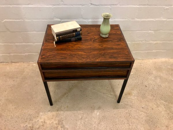 Palisander Kommode, kleine Anrichte, Vintage, Mid Century, 2 Schubladen, schwarze Metallbeine, Danish Design, Rosewood, 1960's, 1970's, Maserung, Patina, Nachtschrank, Flurkommode, Kommode, Konsole