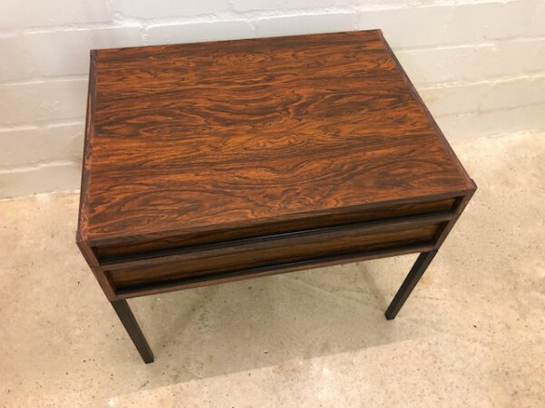 Palisander Kommode, kleine Anrichte, Vintage, Mid Century, 2 Schubladen, schwarze Metallbeine, Danish Design, Rosewood, 1960's, 1970's, Maserung, Patina, Nachtschrank, Flurkommode, Kommode, Konsole