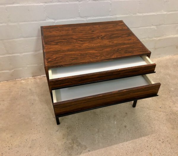 Palisander Kommode, kleine Anrichte, Vintage, Mid Century, 2 Schubladen, schwarze Metallbeine, Danish Design, Rosewood, 1960's, 1970's, Maserung, Patina, Nachtschrank, Flurkommode, Kommode, Konsole