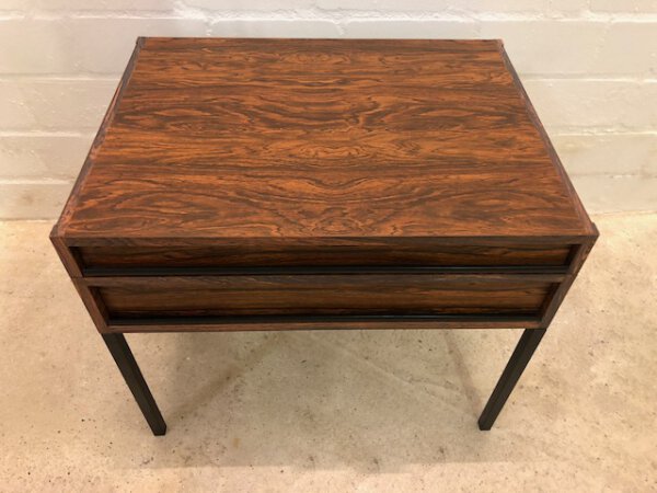 Palisander Kommode, kleine Anrichte, Vintage, Mid Century, 2 Schubladen, schwarze Metallbeine, Danish Design, Rosewood, 1960's, 1970's, Maserung, Patina, Nachtschrank, Flurkommode, Kommode, Konsole