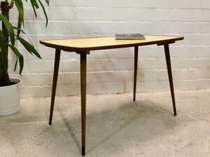 Mid Century Coffeetable, Nierentisch, 1950's, Resopal, Musterung, Nierentisch, Vintage, Beistelltisch, Couchtisch, konische Beine, braun, gelb, Holz, Kunststoff