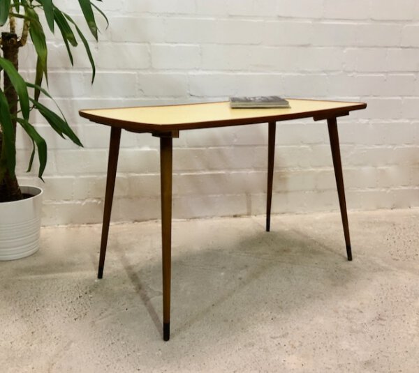 Mid Century Coffeetable, Nierentisch, 1950's, Resopal, Musterung, Nierentisch, Vintage, Beistelltisch, Couchtisch, konische Beine, braun, gelb, Holz, Kunststoff