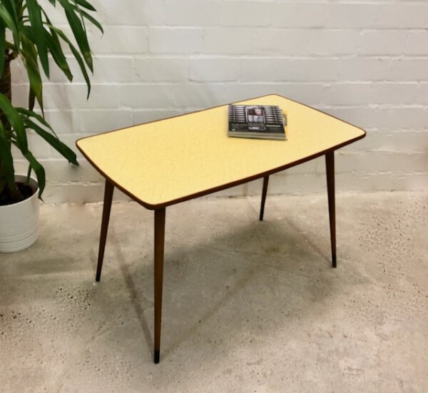 Mid Century Coffeetable, Nierentisch, 1950's, Resopal, Musterung, Nierentisch, Vintage, Beistelltisch, Couchtisch, konische Beine, braun, gelb, Holz, Kunststoff