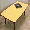 Mid Century Coffeetable, Nierentisch, 1950's, Resopal, Musterung, Nierentisch, Vintage, Beistelltisch, Couchtisch, konische Beine, braun, gelb, Holz, Kunststoff