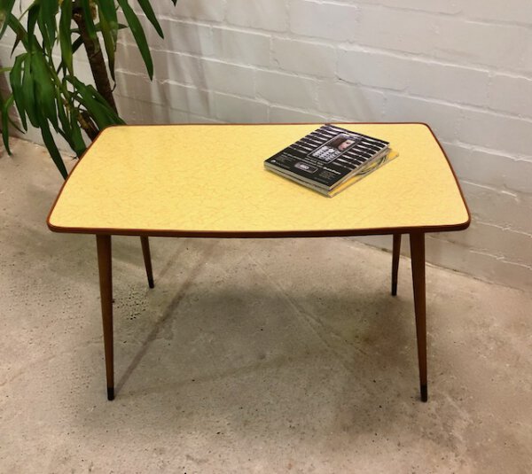 Mid Century Coffeetable, Nierentisch, 1950's, Resopal, Musterung, Nierentisch, Vintage, Beistelltisch, Couchtisch, konische Beine, braun, gelb, Holz, Kunststoff