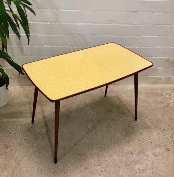 Mid Century Coffeetable, Nierentisch, 1950's, Resopal, Musterung, Nierentisch, Vintage, Beistelltisch, Couchtisch, konische Beine, braun, gelb, Holz, Kunststoff