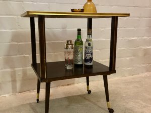Mid Century Barwagen/ Minibar, 1950's, Nussbaum, auf Rollen, Vintage, 1960's, Designklassiker, Messing, Hifi, konische Beine, Fernsehtisch