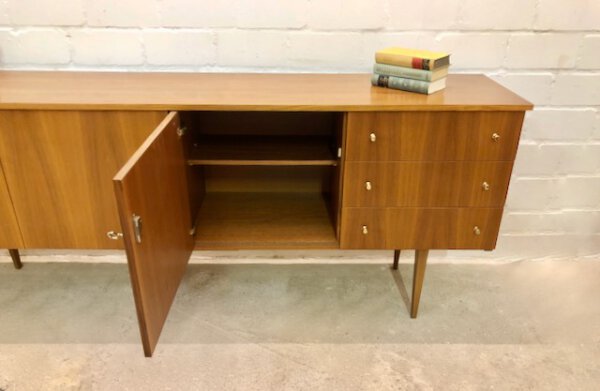 Vintage Nussbaum Sideboard, 1970's, 1960's, Maserung, braun, verschließbar, Schubladen, Fächer, Anrichte, Kommode, Klassiker, Design, Mid Century