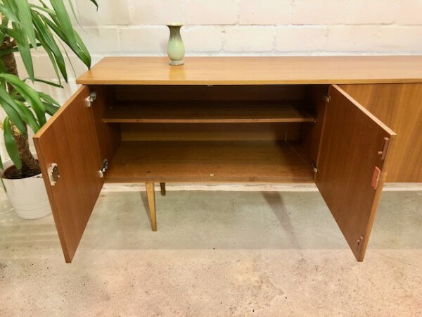 Vintage Nussbaum Sideboard, 1970's, 1960's, Maserung, braun, verschließbar, Schubladen, Fächer, Anrichte, Kommode, Klassiker, Design, Mid Century