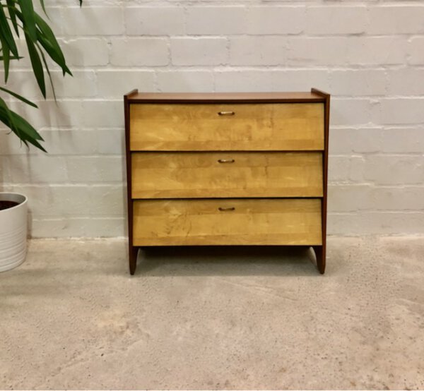 Vintage Schuhschrank, 1970's, Nussbaum, Rüster, Metallgriffe, 3 Fächer, Mid Century, Kommode, Sideboard, Anrichte, 1960's, 1950's, braun, Klassiker, Mid Century Modern