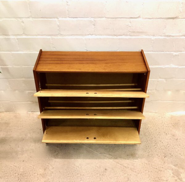 Vintage Schuhschrank, 1970's, Nussbaum, Rüster, Metallgriffe, 3 Fächer, Mid Century, Kommode, Sideboard, Anrichte, 1960's, 1950's, braun, Klassiker, Mid Century Modern