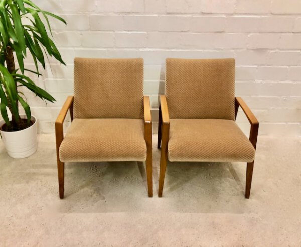 Mid Century Armchair, Vintage Sessel, 1960's, hellbraun, gold, Samt, Easy Chair, Armlehnenstuhl, 1970's, gepolstert, Designklassiker, Mid Century Modern, gemustert, Muster, helles Holz, Wartesessel, Lounge Chair