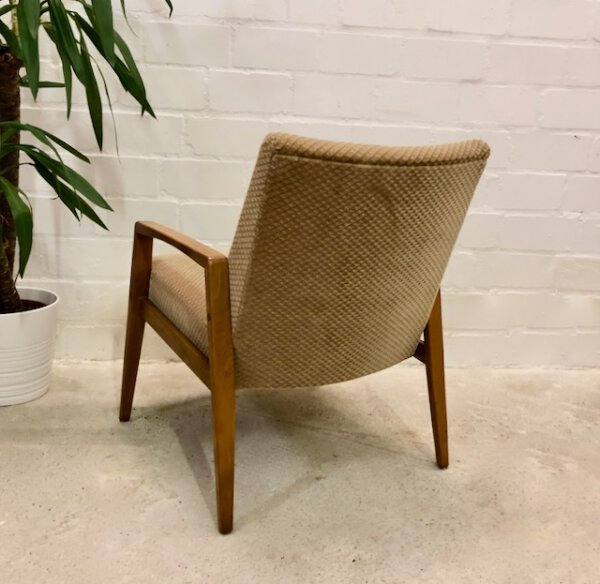 Mid Century Armchair, Vintage Sessel, 1960's, hellbraun, gold, Samt, Easy Chair, Armlehnenstuhl, 1970's, gepolstert, Designklassiker, Mid Century Modern, gemustert, Muster, helles Holz, Wartesessel, Lounge Chair