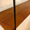 Teakholz "String-Regal", Mid Century, 1960's, Vintage Wandregal, Leiterregal, 3 Regalböden, abgeschrägte Metallleitern, braun, schwarz, Designklassiker, Mid Century Modern
