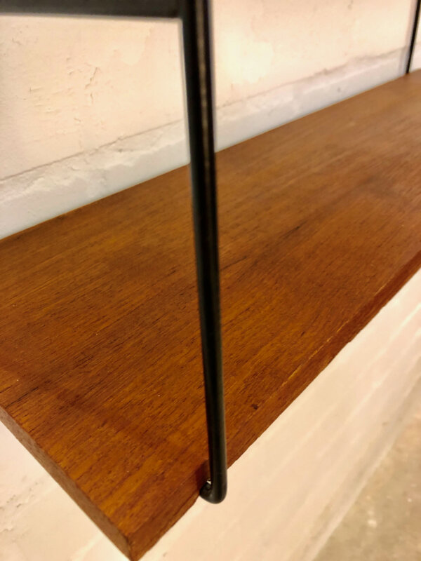 Teakholz "String-Regal", Mid Century, 1960's, Vintage Wandregal, Leiterregal, 3 Regalböden, abgeschrägte Metallleitern, braun, schwarz, Designklassiker, Mid Century Modern