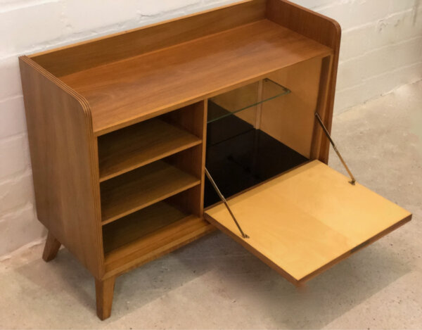 Mini-Barschrank, Vintage 1960's, kleine Kommode, verschließbar, Spiegelfach, Ablagefächer, Flurkommode, Konsole, Mid Century Modern, Nussbaum, Klassiker,