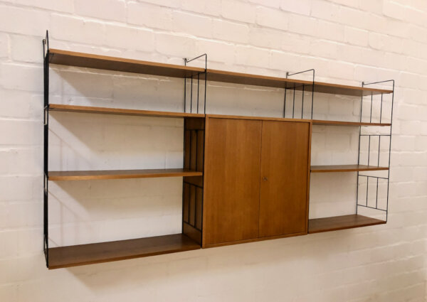 WHB-Regal, Teakholz "String-Regal", breites Regal, Vintage, Mid Century, Danish Design, Made in Germany, Leiterregal, schwarze Metallleitern, Teak, 1960, 1970, verschließbar, Schrank, Bücherregal, Mid Century Modern