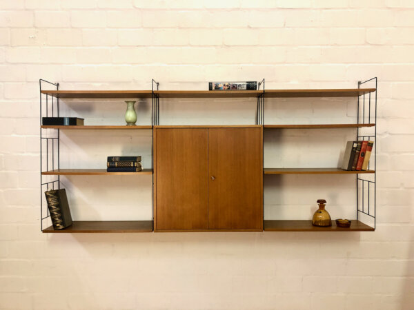WHB-Regal, Teakholz "String-Regal", breites Regal, Vintage, Mid Century, Danish Design, Made in Germany, Leiterregal, schwarze Metallleitern, Teak, 1960, 1970, verschließbar, Schrank, Bücherregal, Mid Century Modern