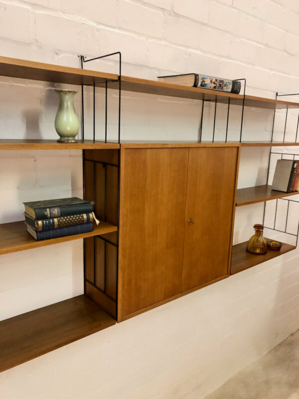 WHB-Regal, Teakholz "String-Regal", breites Regal, Vintage, Mid Century, Danish Design, Made in Germany, Leiterregal, schwarze Metallleitern, Teak, 1960, 1970, verschließbar, Schrank, Bücherregal, Mid Century Modern