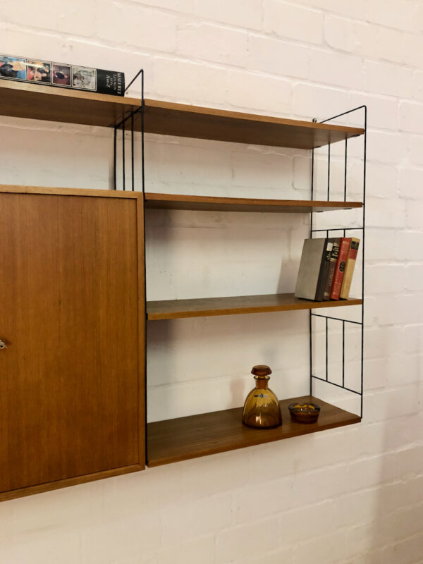 WHB-Regal, Teakholz "String-Regal", breites Regal, Vintage, Mid Century, Danish Design, Made in Germany, Leiterregal, schwarze Metallleitern, Teak, 1960, 1970, verschließbar, Schrank, Bücherregal, Mid Century Modern