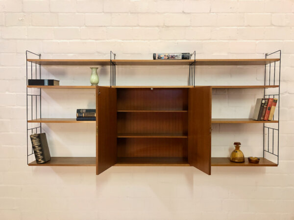 WHB-Regal, Teakholz "String-Regal", breites Regal, Vintage, Mid Century, Danish Design, Made in Germany, Leiterregal, schwarze Metallleitern, Teak, 1960, 1970, verschließbar, Schrank, Bücherregal, Mid Century Modern