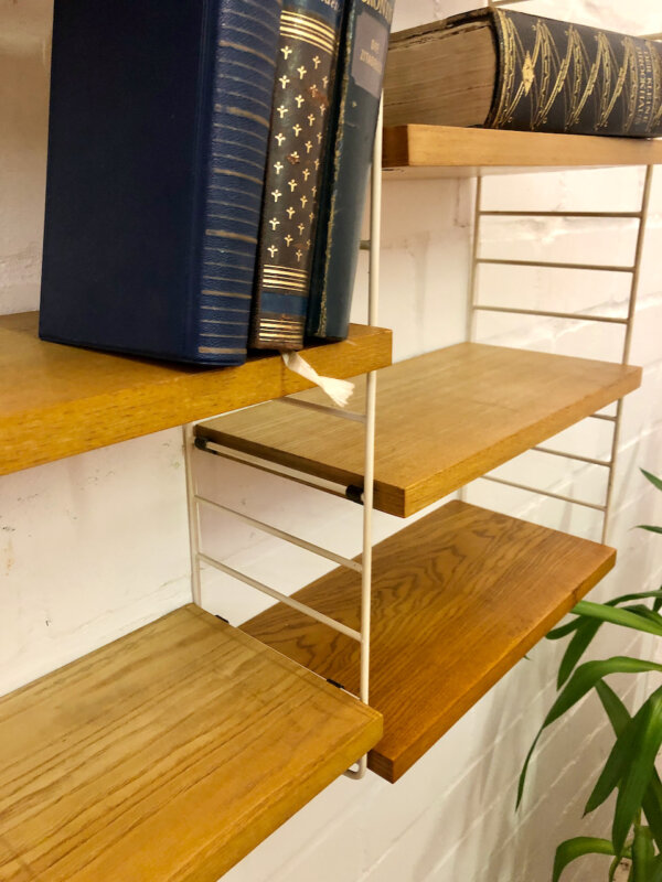 Original Nisse String, Regalsystem 1960's, Rüster, hell, weiße Metallleitern, breites Wandregal, Mid Century Shelf, String Regal Vintage, Danish Design, Swedish, Made in Stockholm, Strining,