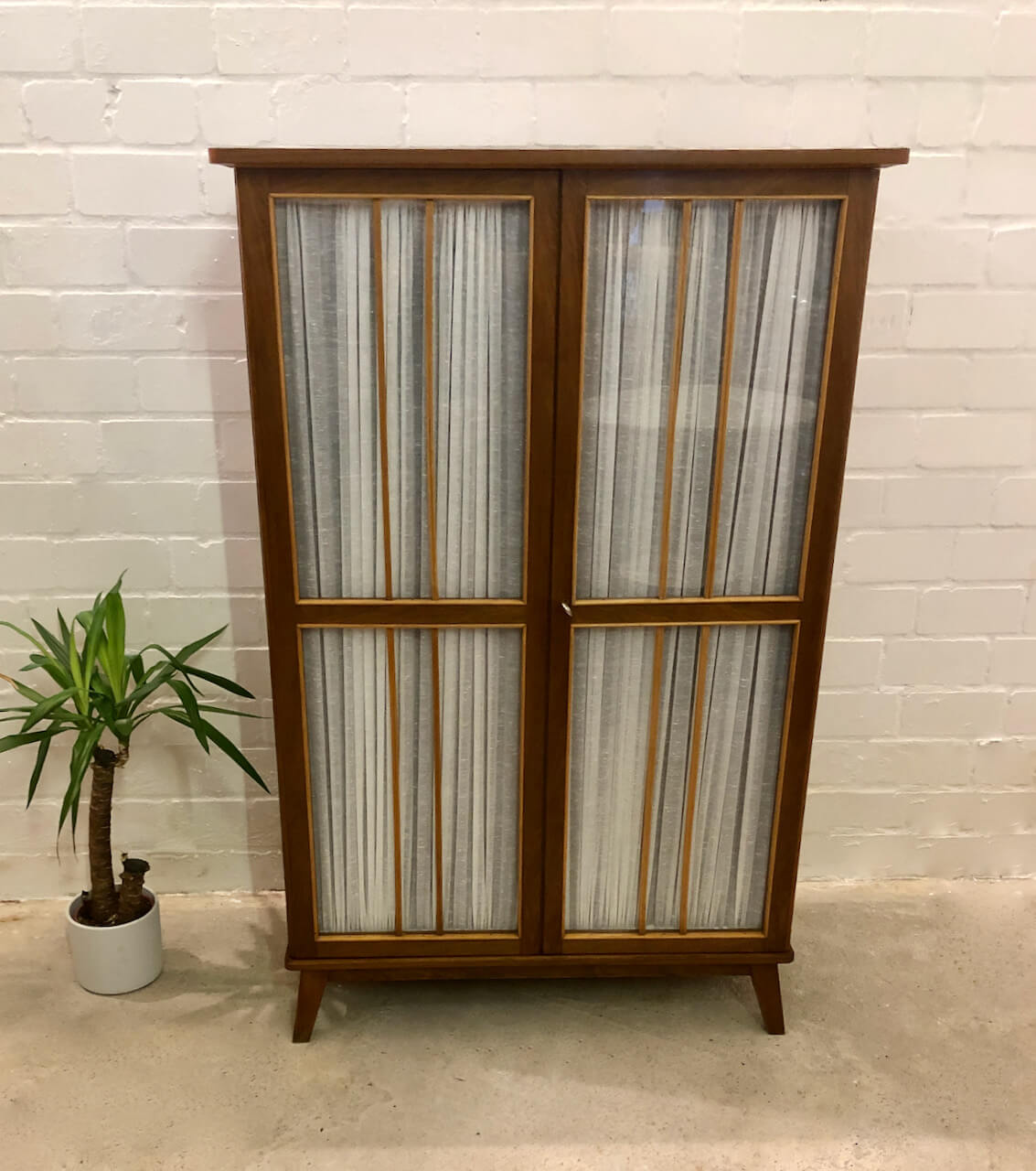 mid century kleiderschrank, gardinen 1960's - deklamo vintage design
