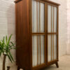 Mid Century Kleiderschrank, Gardinen 1960's, Garderobe, Vintage, Dielenschrank, Designklassiker, 1950, 1970, Empfangsbereich, Agentur, Mäntel, Vorhänge, verschließbar, dunkel braun, schräge Beine Füße