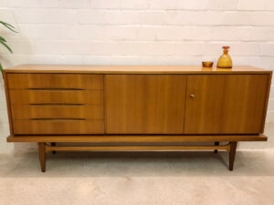 Vintage Sideboard, Nussbaum, 4 Schubladen, verschließbar, hell, Anrichte, Mid Century, 1960's, braun, Danish Design, Designklassiker, Kommode, Agentur Einrichtung, Industrial, Loft, Mid Century Modern, Credenzia