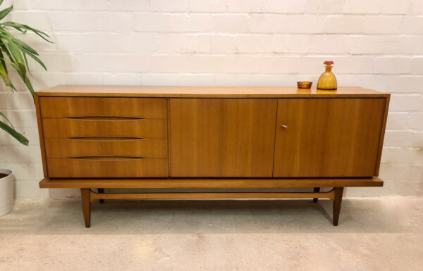 Vintage Sideboard, Nussbaum, 4 Schubladen, verschließbar, hell, Anrichte, Mid Century, 1960's, braun, Danish Design, Designklassiker, Kommode, Agentur Einrichtung, Industrial, Loft, Mid Century Modern, Credenzia