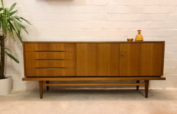 Vintage Sideboard, Nussbaum, 4 Schubladen, verschließbar, hell, Anrichte, Mid Century, 1960's, braun, Danish Design, Designklassiker, Kommode, Agentur Einrichtung, Industrial, Loft, Mid Century Modern, Credenzia