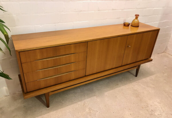 Vintage Sideboard, Nussbaum, 4 Schubladen, verschließbar, hell, Anrichte, Mid Century, 1960's, braun, Danish Design, Designklassiker, Kommode, Agentur Einrichtung, Industrial, Loft, Mid Century Modern, Credenzia