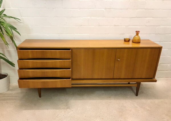 Vintage Sideboard, Nussbaum, 4 Schubladen, verschließbar, hell, Anrichte, Mid Century, 1960's, braun, Danish Design, Designklassiker, Kommode, Agentur Einrichtung, Industrial, Loft, Mid Century Modern, Credenzia