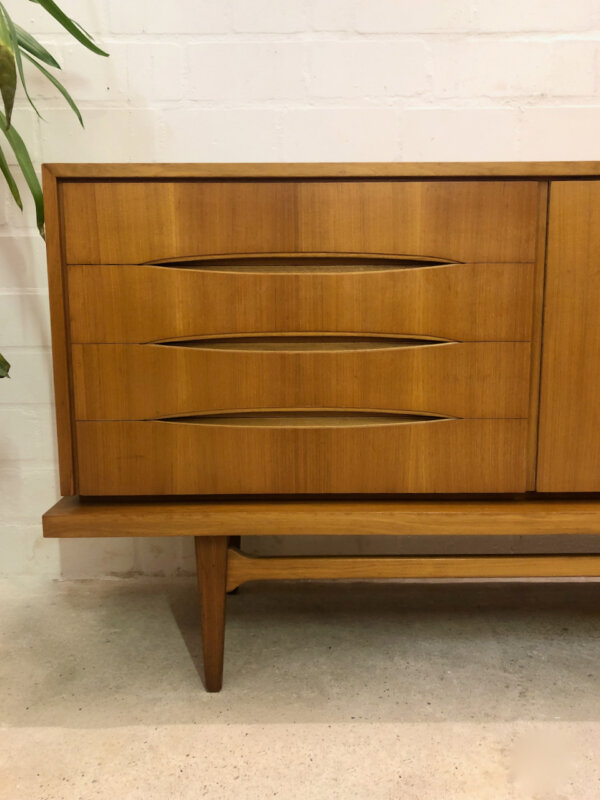 Vintage Sideboard, Nussbaum, 4 Schubladen, verschließbar, hell, Anrichte, Mid Century, 1960's, braun, Danish Design, Designklassiker, Kommode, Agentur Einrichtung, Industrial, Loft, Mid Century Modern, Credenzia