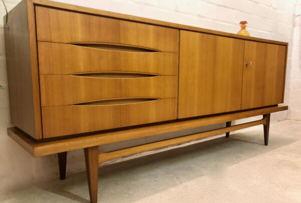 Vintage Sideboard, Nussbaum, 4 Schubladen, verschließbar, hell, Anrichte, Mid Century, 1960's, braun, Danish Design, Designklassiker, Kommode, Agentur Einrichtung, Industrial, Loft, Mid Century Modern, Credenzia