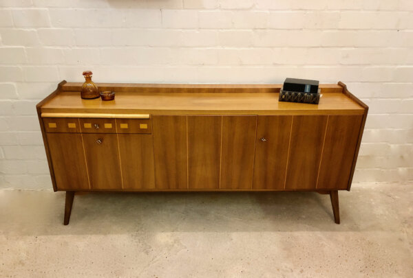 Vintage Nussbaum Sideboard, Buffet 1960's, Anrichte, Kommode, Credenzia, Vintage, Mid Century, 1970's, Designklassiker, Minibar, Barfach, Schublade, verschließbar, Maserung, braun, hellbraun, Nadelstreifen, Rockabilly, schräge Beine, Modern, Danish Design