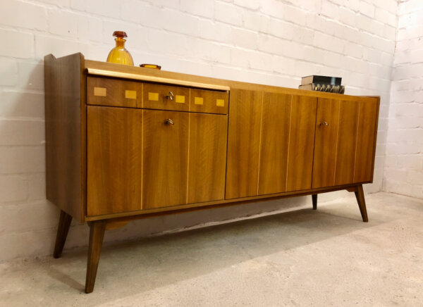 Vintage Nussbaum Sideboard, Buffet 1960's, Anrichte, Kommode, Credenzia, Vintage, Mid Century, 1970's, Designklassiker, Minibar, Barfach, Schublade, verschließbar, Maserung, braun, hellbraun, Nadelstreifen, Rockabilly, schräge Beine, Modern, Danish Design