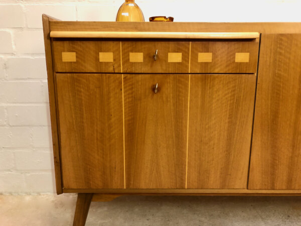 Vintage Nussbaum Sideboard, Buffet 1960's, Anrichte, Kommode, Credenzia, Vintage, Mid Century, 1970's, Designklassiker, Minibar, Barfach, Schublade, verschließbar, Maserung, braun, hellbraun, Nadelstreifen, Rockabilly, schräge Beine, Modern, Danish Design