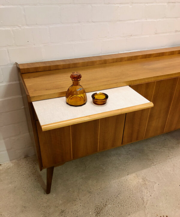 Vintage Nussbaum Sideboard, Buffet 1960's, Anrichte, Kommode, Credenzia, Vintage, Mid Century, 1970's, Designklassiker, Minibar, Barfach, Schublade, verschließbar, Maserung, braun, hellbraun, Nadelstreifen, Rockabilly, schräge Beine, Modern, Danish Design