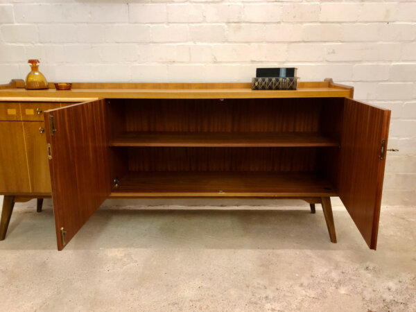 Vintage Nussbaum Sideboard, Buffet 1960's, Anrichte, Kommode, Credenzia, Vintage, Mid Century, 1970's, Designklassiker, Minibar, Barfach, Schublade, verschließbar, Maserung, braun, hellbraun, Nadelstreifen, Rockabilly, schräge Beine, Modern, Danish Design