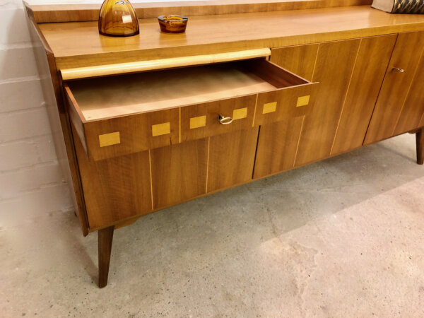 Vintage Nussbaum Sideboard, Buffet 1960's, Anrichte, Kommode, Credenzia, Vintage, Mid Century, 1970's, Designklassiker, Minibar, Barfach, Schublade, verschließbar, Maserung, braun, hellbraun, Nadelstreifen, Rockabilly, schräge Beine, Modern, Danish Design