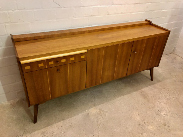 Vintage Nussbaum Sideboard, Buffet 1960's, Anrichte, Kommode, Credenzia, Vintage, Mid Century, 1970's, Designklassiker, Minibar, Barfach, Schublade, verschließbar, Maserung, braun, hellbraun, Nadelstreifen, Rockabilly, schräge Beine, Modern, Danish Design