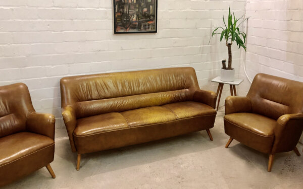 Mid Century Ledergarnitur, 1960's, Echtleder, Cognac, Vintage, Clubsessel, Agenturmöbel, Einrichtung, Wartebereich, Industrial, Loft, Agentur-Einrichtung, Chill-Ecke, Clubsofa, Cocktailsessel Leder, Armchair, 1950's, Modern, Sofa und 3 Sessel, Sofa und Sessel