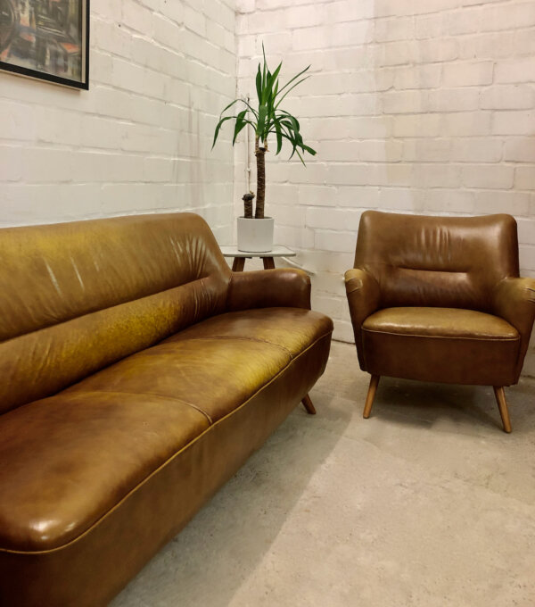 Mid Century Ledergarnitur, 1960's, Echtleder, Cognac, Vintage, Clubsessel, Agenturmöbel, Einrichtung, Wartebereich, Industrial, Loft, Agentur-Einrichtung, Chill-Ecke, Clubsofa, Cocktailsessel Leder, Armchair, 1950's, Modern, Sofa und 3 Sessel, Sofa und Sessel