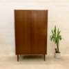 Nussbaum Highboard, Vintage Garderobenschrank, 1970, 1960, Kleiderschrank, braun, dunkelbraun, Dielenschrank, Schlafzimmerschrank, kleiner Schrank, trapezförmige Beine, Kleiderstange, Mid Century Modern, Vintage Möbel, Designklassiker